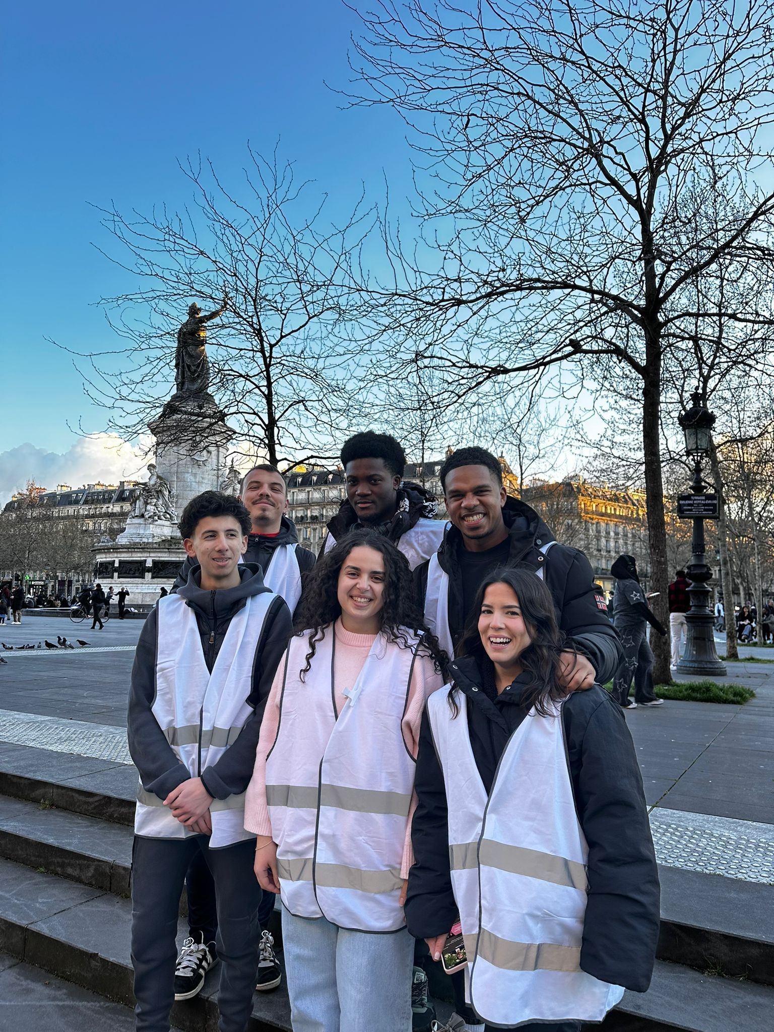 L'équipe de bénévoles de Samen, en gilets réfléchissants, réunie place de la République à Paris.