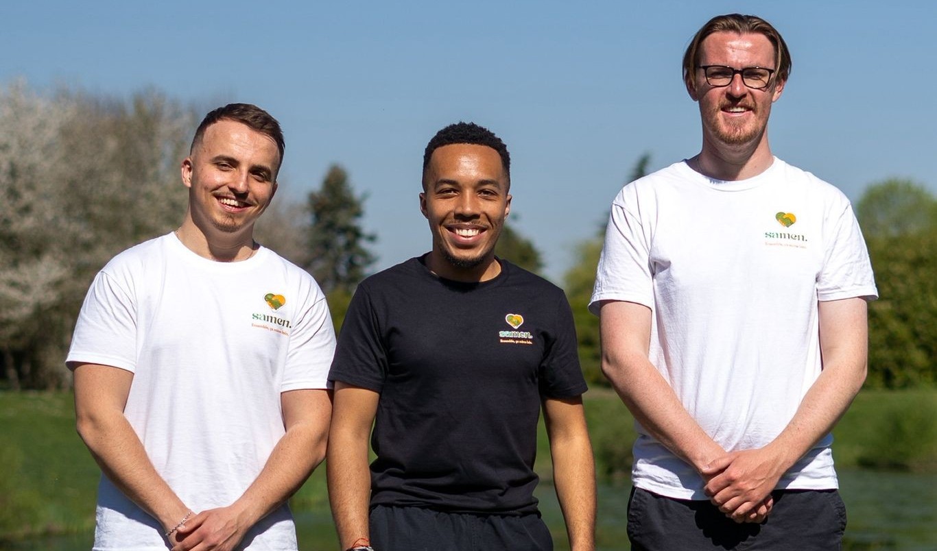 Gabin, Fabien et Raphaël, les trois fondateurs de Samen, en t-shirts de l'association dans un parc.